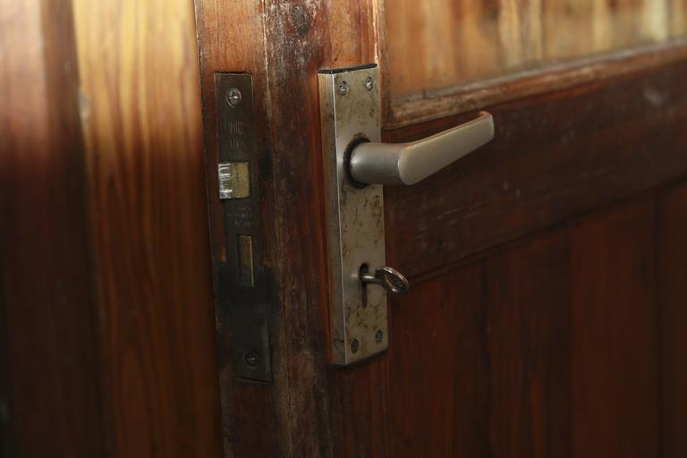 Posuvné dvere zo skla: Modernejšia alternatíva ku klasickým dverám